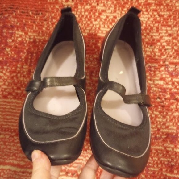 Kenneth Cole Reaction Mary Janes size 9 - Picture 2 of 11